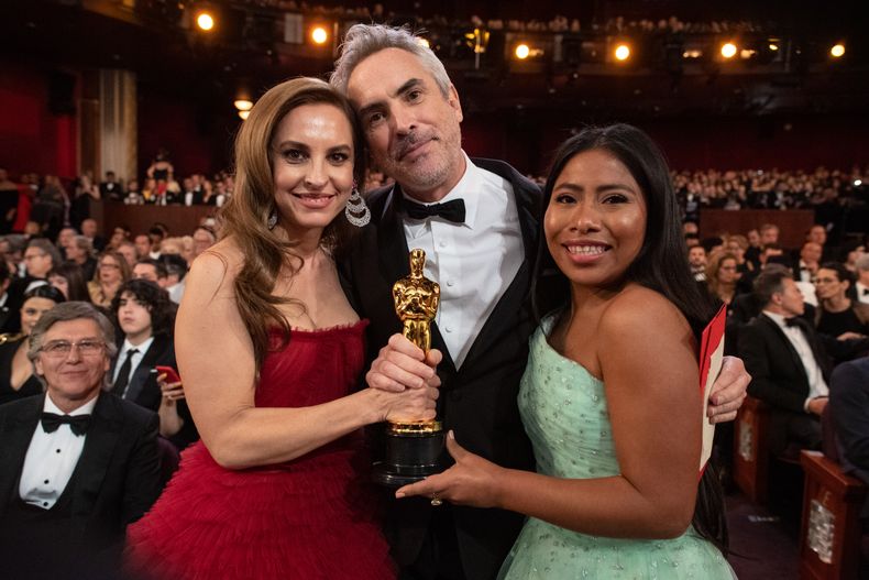 El mexicano Alfonso Cuarón con las actrices Marina de Tavira y Yalitza Aparicio después de ganar el Oscar a Mejor película internacional en la 91ª entrega de los Oscar, el 24 de febrero de 2019.
