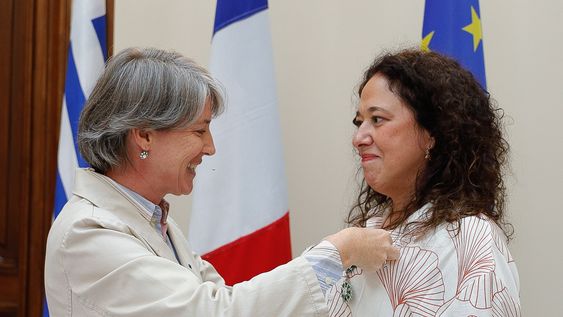 Laura Pouso recibe la distinción como chevalier de la Orden de las Artes y las Letras.&nbsp;