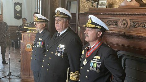 El Ministerio de Defensa desestimó un reclamo de Otto Gossweiler, ubicado en la imagen a la izquierda del comandante en jefe de la Armada, Jorge Wilson