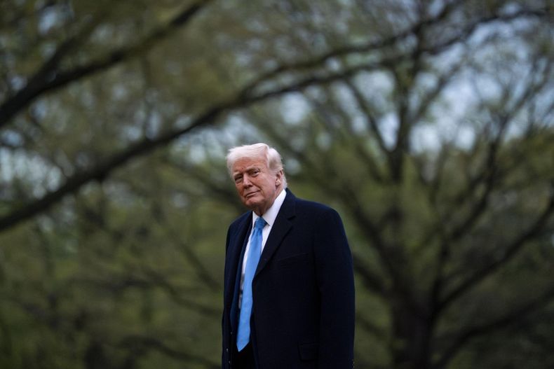El presidente estadounidense Trump regresa a la Casa Blanca desde Palm Beach, 6 de abril de 2025