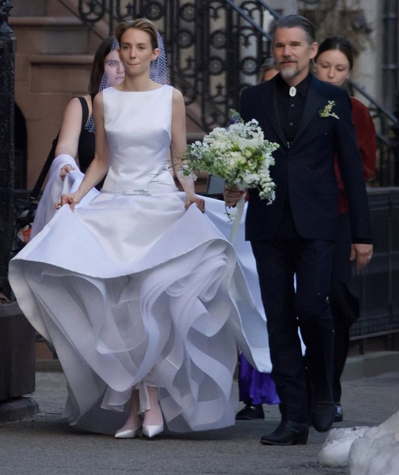 En el trayecto hacia la fiesta en un club privado, Ethan Hawke se encargó de llevar el ramo de flores blancas de su hija. 