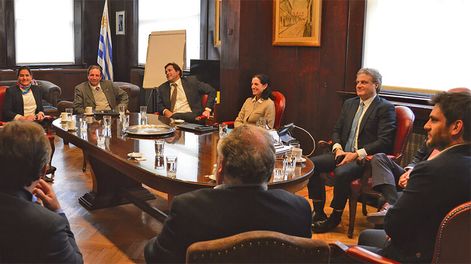 La comisión de valores en una reunión con autoridades del MEF, tiempo atrás.