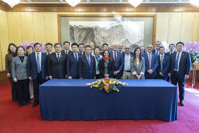 El Ministerio de Relaciones Exteriores, la Universidad de la República, la Universidad Tecnológica, el Instituto Clemente Estable, la Agencia Nacional de Investigación e Innovación, el Instituto de Investigación Agropecuarias y el Instituto Nacional de Carnes suscribieron acuerdos en ciencia y tecnología con instituciones chinas.