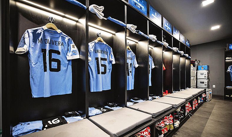 Camisetas de la selección mayor, marca Puma, en el vestuario previo a un partido de Eliminatorias. Foto: AUF.org.uy