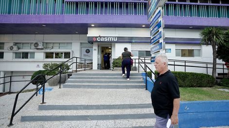 Ingreso a uno de los sanatorios del Casmu. Foto: Javier Calvelo / adhocFOTOS