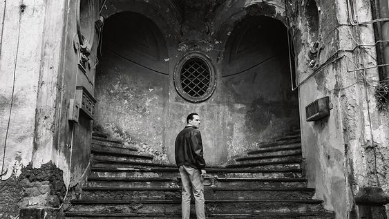 Ripley frente a las interminables escaleras italianas. Foto: Lorenzo Sisti, Netflix Ripley frente a las interminables escaleras italianas. Foto: Lorenzo Sisti, Netflix