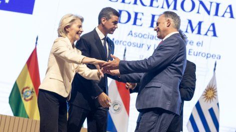 Yamandú Orsi saluda a Úrsula von Der Leyen tras la firma del acuerdo entre el Mercosur y la Unión Europea en Asunción, 17 de enero 2026.