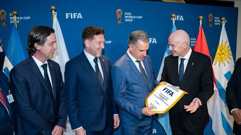 Yamandú Orsi y Gianni Infantino el 23 de septiembre, durante el encuentro de FIFA con parte de los organizadores del Mundial 2030.&nbsp;