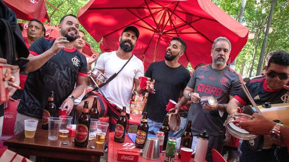 Hinchas de Flamengo toman antes de la final de la Copa Libertadores en Montevideo. Foto: Ricardo Antunez / adhocFOTOS Hinchas de Flamengo toman antes de la final de la Copa Libertadores en Montevideo. Foto: Ricardo Antunez / adhocFOTOS