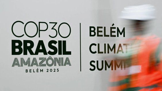 Un trabajador pasa junto a una pancarta con el logotipo de la Conferencia sobre el Cambio Climático COP30. Un trabajador pasa junto a una pancarta con el logotipo de la Conferencia sobre el Cambio Climático COP30.