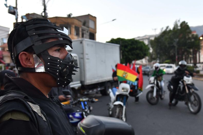 Una persona con una máscara participa en una protesta en Cochabamba (Bolivia).