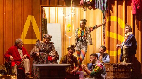 Búsqueda | Los personajes de Macondo se presentan fuera del teatro y se reúnen en el escenario. Fotos: Carlos Dossena