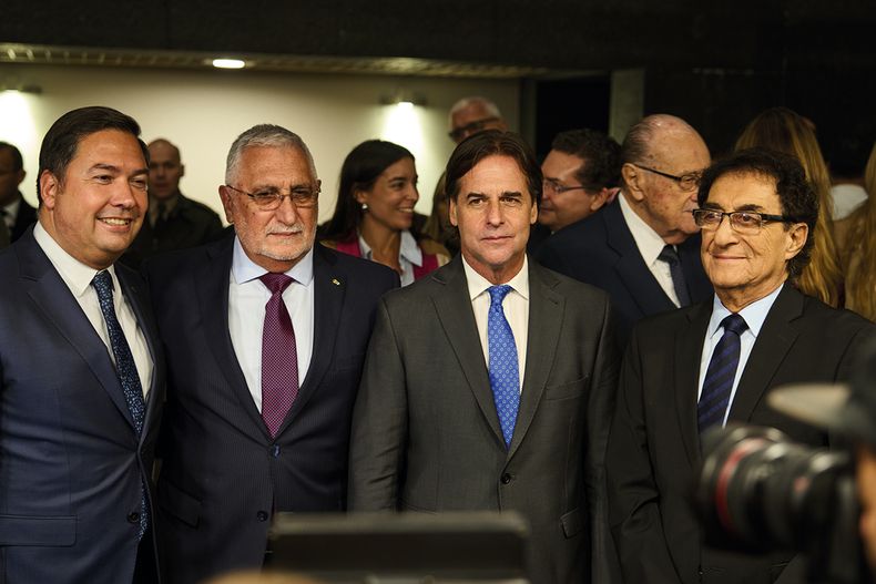 Presidente de UCIP Blas Taladrid, presidente de AER Ricardo Diab, presidente de la República Luis Lacalle Pou y presidente de ADM Jorge Abuchalja