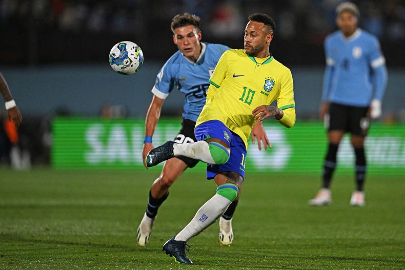 Neymar quedó afuera por la rotura del ligamento cruzado en la pierna izquierda que ocurrió el 17 de octubre, durante el partido por eliminatorias ante la Celeste en el Centenario.