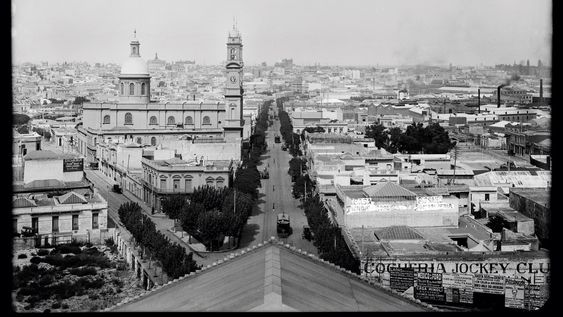Barrio Aguada visto desde lo alto del Palacio Legislativo (en construcción). A la izquierda, calle Yaguarón e iglesia Nuestra Señora del Carmen. Al centro, diagonal Agraciada. Año 1921 Barrio Aguada visto desde lo alto del Palacio Legislativo (en construcción). A la izquierda, calle Yaguarón e iglesia Nuestra Señora del Carmen. Al centro, diagonal Agraciada. Año 1921