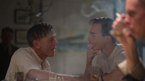Daniel Craig y Drew Starkey en Queer.