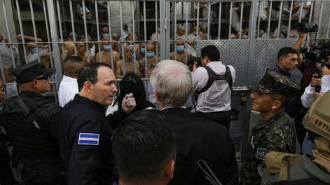 El ministro de Seguridad Pública y Justicia de El Salvador, Gustavo Villatoro, junto al presidente de Chile, José Antonio Kast, durante una visita realizada en enero al Centro de Confinamiento del Terrorismo en El Salvador. El ministro de Seguridad Pública y Justicia de El Salvador, Gustavo Villatoro, junto al presidente de Chile, José Antonio Kast, durante una visita realizada en enero al Centro de Confinamiento del Terrorismo en El Salvador.