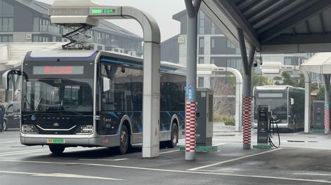 Un ómnibus eléctrico de la empresa Yotung que se conduce de forma automática mientras recarga su batería