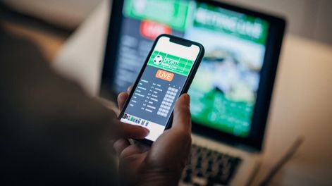 Una persona jugando a través de plataformas de apuestas en línea.