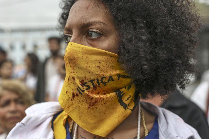 Residentes del complejo de favelas de Penha y representantes de movimientos sociales participan en un acto en la comunidad de Vila Cruzeiro este viernes, en Río de Janeiro (Brasil).