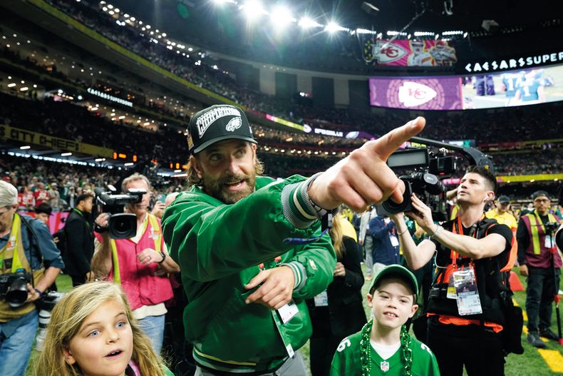 El actor estadounidense Bradley Cooper asistió al Super Bowl junto a su hija Lea de Seine