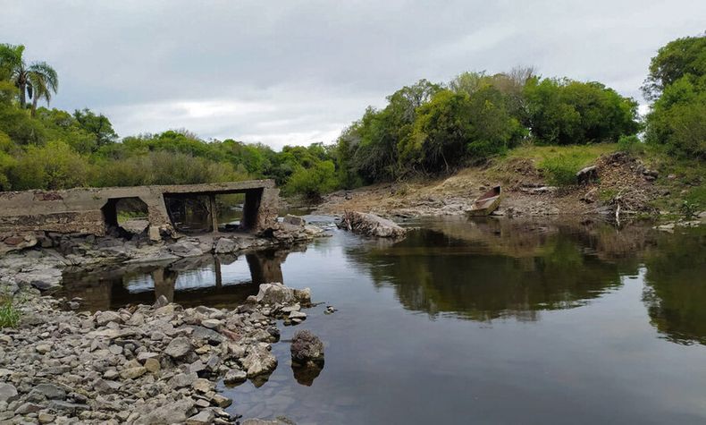 Este es el estado del puente en cuestión, que impide la circulación en la colonia Eduardo Acevedo, en Artigas. Foto: Revista Verde
