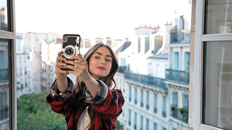 Búsqueda | Emily in Paris narra la historia de Emily Cooper, oriunda de Chicago, que se muda a París. Fotos: Netflix