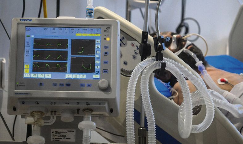 Paciente internado en el CTI del Hospital Maciel Foto: Javier Calvelo/adhocFOTOS