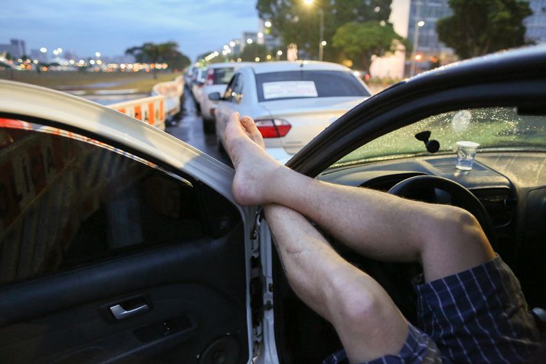 Conductores de Uber espera su trayecto en una calle de Brasilia.