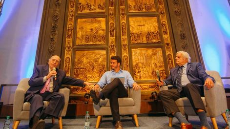 Julio María Sanguinetti (izquierda) y Luis Alberto Lacalle (derecha) durante la Cumbre Mundial de Comunicación Política en la Intendencia de Montevideo.