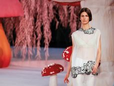 En su debut en alta costura, Matthieu Blazy logró que en Chanel convivieran el tweed con materiales ligeros, como gasas y transparencias. En su debut en alta costura, Matthieu Blazy logró que en Chanel convivieran el tweed con materiales ligeros, como gasas y transparencias.