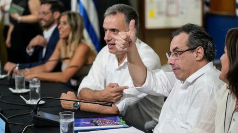 El ministro Pablo Menoni junto al presidente Yamandú Orsi