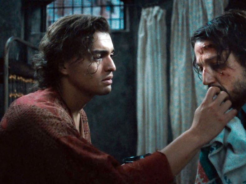 Tonatiuh Elizarraraz como Luis Molina y Diego Luna como Valentín Arregui Paz en El beso de la mujer araña.