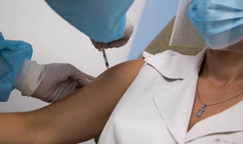 Comienzo de la vacunación contra el coronavirus en Uruguay. Foto: Pablo La Rosa/ adhocFOTOS