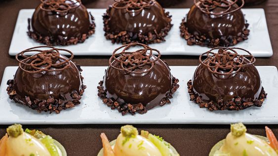 Torta Amazonía de Pachi Larrea, ganadora del Premio Internacional de Alta Pastelería Paco Torreblanca 2024 a la mejor torta de chocolate del mundo.&nbsp;
