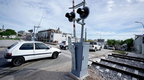 El tiempo de bajada de barrera, una de las estimaciones mal realizadas del Ferrocarril Central. Foto: Javier Calvelo / adhocFOTOS