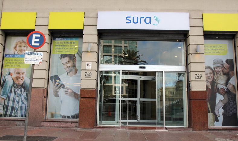 La sede de la AFAP Sura, frente a la Plaza Independencia