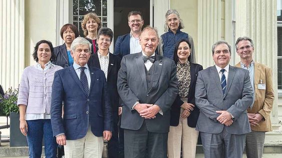El presidente de INIA, José Bonica, con el presidente del Instituto Federal de Evaluación de Riesgos de Alemania, Andreas Hensel, integrantes de su equipo técnico, y el embajador de Uruguay en Alemania, Fernado López Fabregat El presidente de INIA, José Bonica, con el presidente del Instituto Federal de Evaluación de Riesgos de Alemania, Andreas Hensel, integrantes de su equipo técnico, y el embajador de Uruguay en Alemania, Fernado López Fabregat