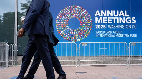 Frente a la sede del FMI en Washington, que alberga la asamblea del otoño boreal.