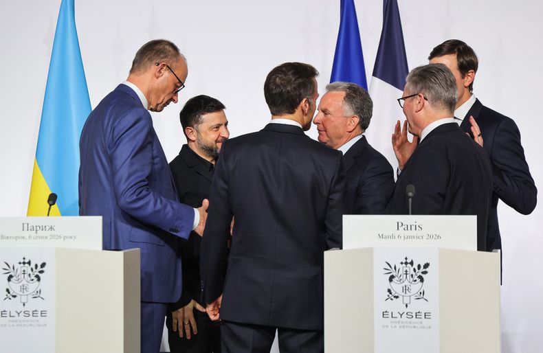 El canciller alemán, Friedrich Merz, el presidente ucraniano, Volodymyr Zelensky, el presidente francés, Emmanuel Macron, el enviado especial de Estados Unidos, Steve Witkoff, el primer ministro británico, Keir Starmer, y el empresario estadounidense, Jared Kushner, hablan después de una conferencia de prensa tras la firma de la declaración sobre el despliegue de una fuerza posterior al alto el fuego en Ucrania durante la cumbre de la Coalición de la Voluntad sobre garantías de seguridad para Ucrania, en el Palacio del Elíseo en París el 6 de enero de 2026.