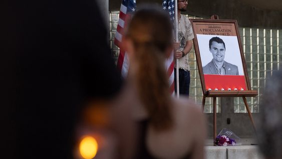 Personas asisten a una vigilia en memoria del joven activista e influencer conservador Charlie Kirk. Personas asisten a una vigilia en memoria del joven activista e influencer conservador Charlie Kirk.