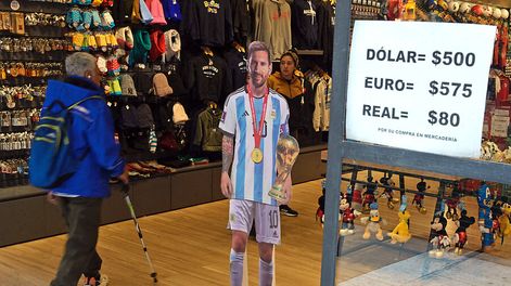 El dólar alcanzó a 500 pesos argentinos este martes, lo que paraliza al sector comercial argentino. Foto: Juan Mabromata, AFP