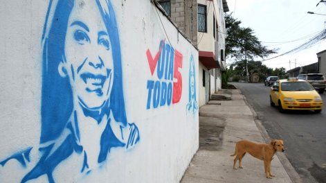 Un perro se para frente a un mural de Luisa González en Quito el 5 de febrero de 2025.