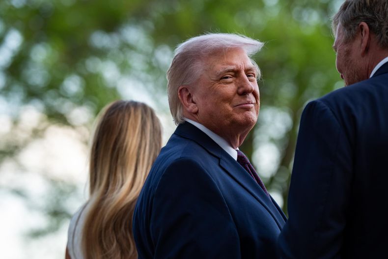 Donald Trump conversa con el rey Guillermo Alejandro (derecha) de los Países Bajos durante una ceremonia de llegada frente a la Casa Blanca en Washington, D.C., EE. UU., el 13 de abril de 2026.