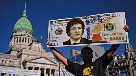 Un simpatizante de Javier Milei en una manifestación frente al Congreso argentino. Foto: AFP