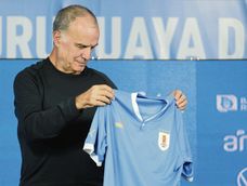 Marcelo Bielsa, durante su presentación como técnico de la selección uruguaya de fútbol, en el Estadio Centenario. Foto: Nicolás Celaya/adhocFOTOS