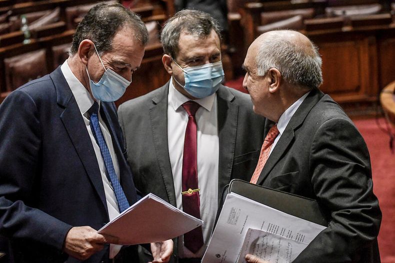 Guido Manini Ríos, Raúl Lozano y Guillermo Domenech. Foto: Javier Calvelo / adhocFOTOS