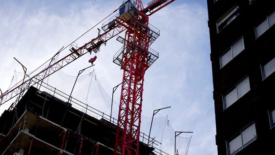 Contrucción de edificio en Avenida Italia, en Montevideo