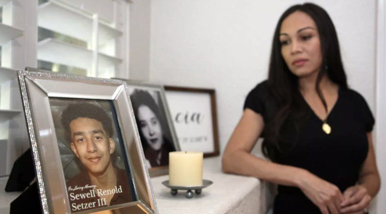Megan García mira una foto de su hijo Sewell Setzer III, quien, según ella, se enamoró de un chatbot de inteligencia artificial que lo animó a quitarse la vida.