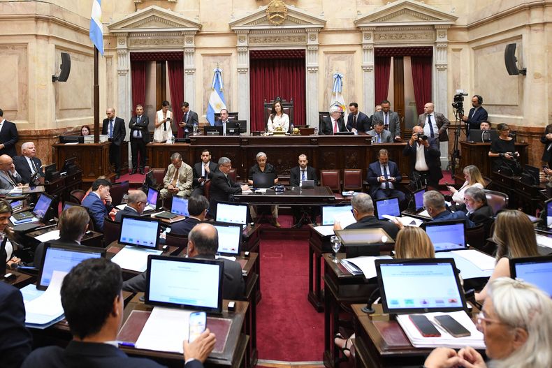 Victoria Villarruel (centro), lidera la sesión para debatir la reforma laboral en el Congreso Nacional en Buenos Aires el 11 de febrero de 2026.